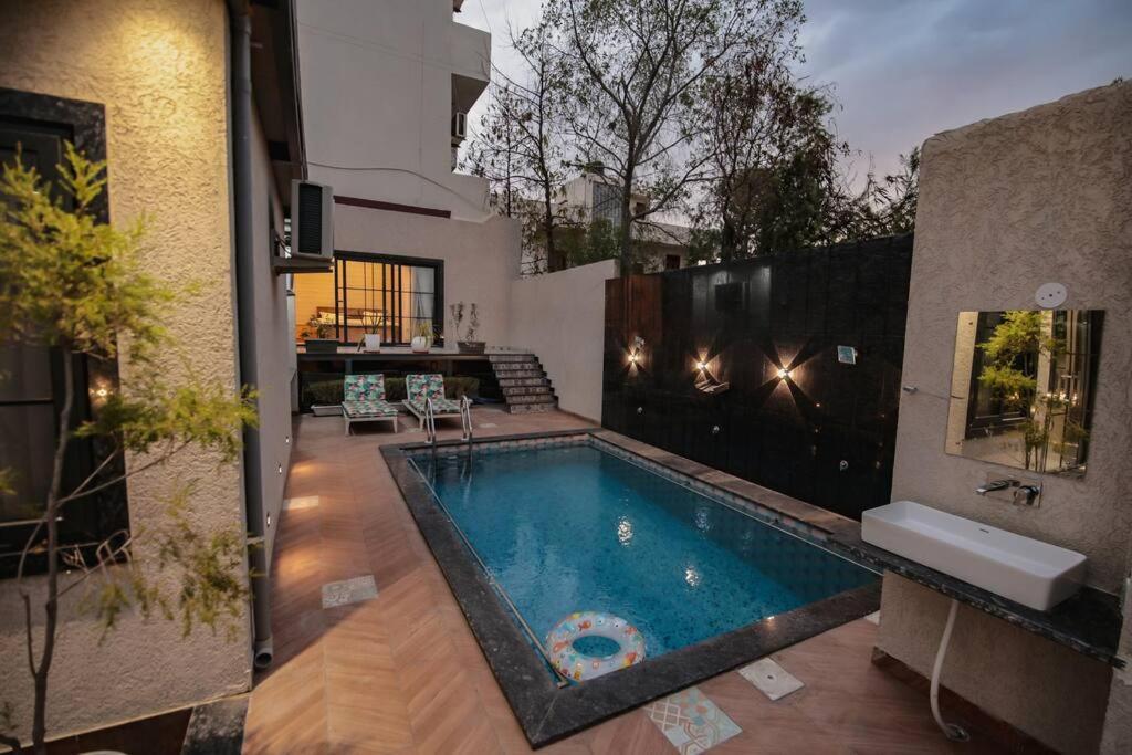 Saiba Outhouse- 4 Bed Room- Pool- Theatre- Partyhall- Garden & Terrace Sitting Area Jaipur Exterior photo