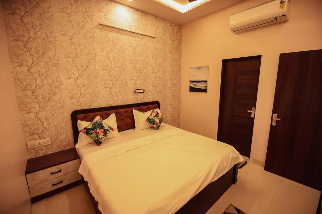 Saiba Outhouse- 4 Bed Room- Pool- Theatre- Partyhall- Garden & Terrace Sitting Area Jaipur Exterior photo